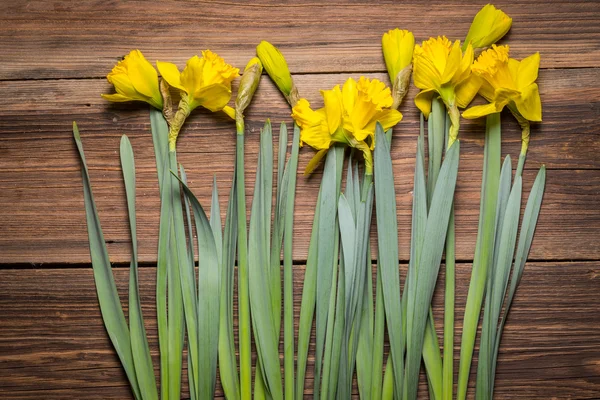 Daffodils on a wooden table — Stock Photo, Image