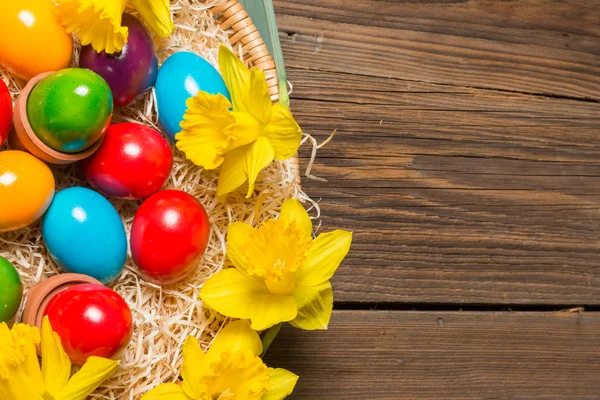 Pasen nest met eieren en bloemen — Stockfoto