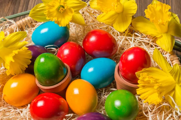 Пасхальное гнездо с яйцами и цветами — стоковое фото