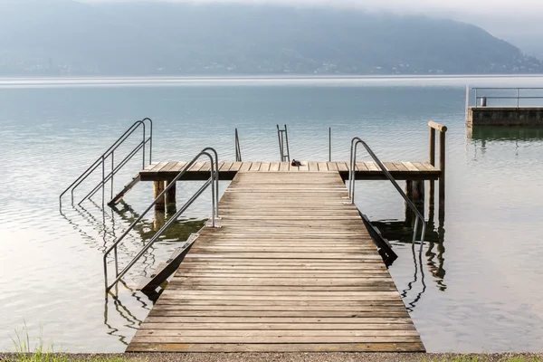 Sabahlar içinde Attersee Gölü — Stok fotoğraf