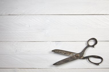 Beyaz ahşap bir masa üzerinde büyük eski makas