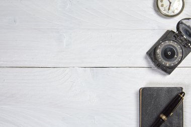 Antika dolma kalem, eski takvim, saat ve üzerinde beyaz bir pusula