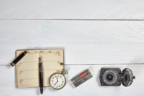 Antique fountain pen, old calendar and watch on a white wooden t — Stock Photo, Image