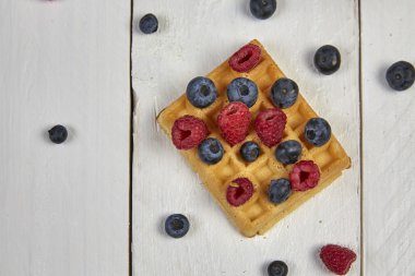 Meyveler bir gözleme üzerinde