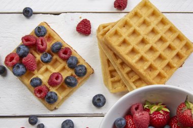 Meyveler bir gözleme ve Beyaz ahşap bir masa üzerinde bir kasede