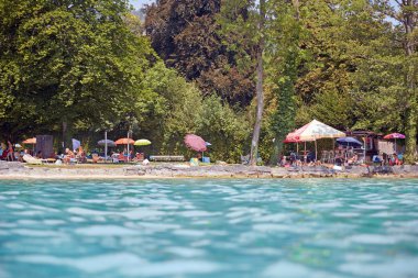 Göl Attersee anda banyo