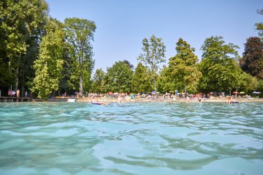 Göl Attersee anda banyo