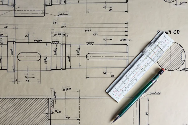 Antiguo plan técnico con pluma sobre mesa vieja —  Fotos de Stock