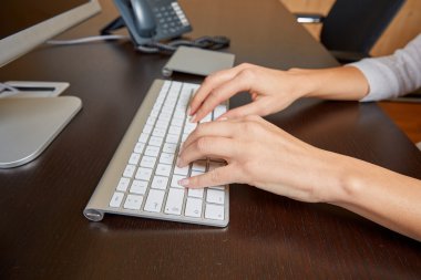 tipik bir bilgisayar klavye üzerinde kadın
