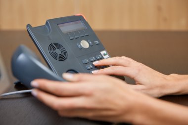 Kadın telefonda çevirme