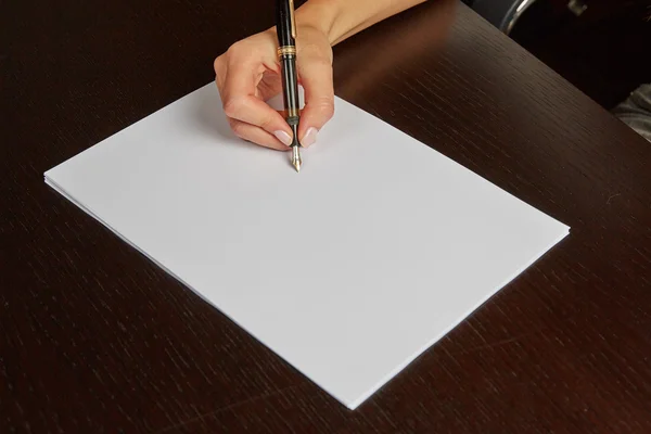 Mulher escrevendo em papel branco — Fotografia de Stock
