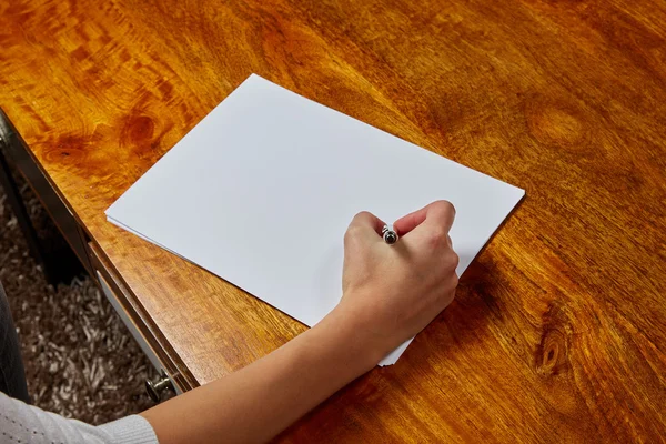 Woman writing on a sheet of papaer — Stock Photo, Image