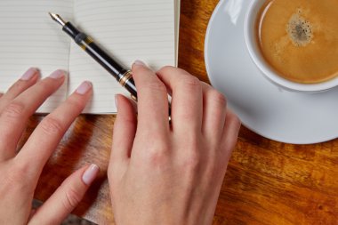 Kadın kapmak dolma kalem bir dizüstü