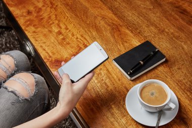 Cep telefonu kafede kadınla