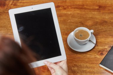 İpad kafede bakarak kadın