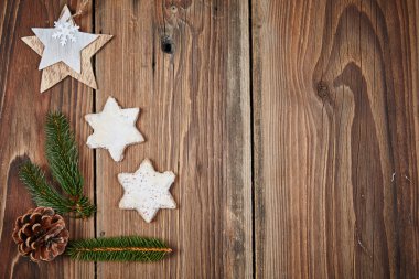 Noel kurabiyeleri ve köknar dalı