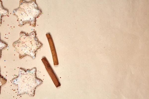Рождественские печенья на бумаге — стоковое фото