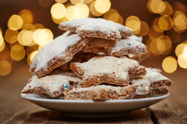Печенье с корицей и рождественские огни — стоковое фото