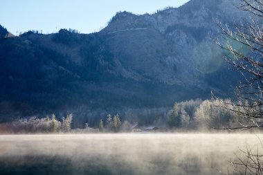 Göl Offensee yukarıda sis bir güneşli kış gününde