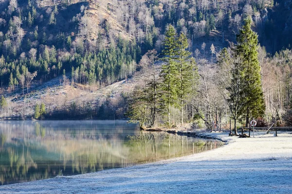 Nevoeiro acima do lago Offensee em um dia ensolarado de inverno — Fotografia de Stock