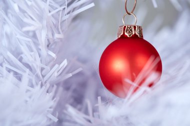 Kırmızı topları ile beyaz Noel ağacı