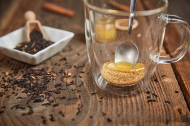 Kahverengi şeker ve bal bir çay cam ve tarçın ve turuncu SLI