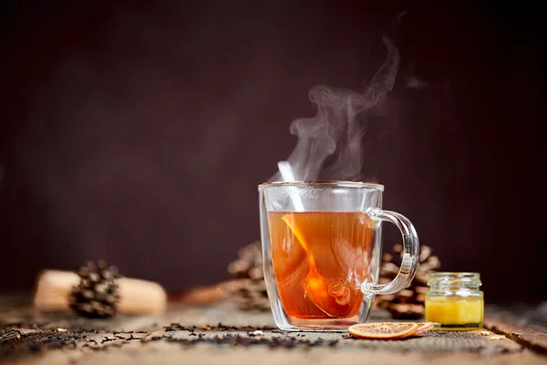 Çay ve bal ahşap bir masa üzerinde dumanı tüten