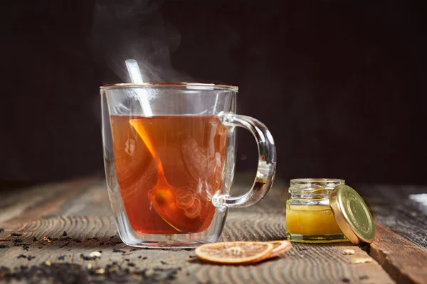 Çay ve bal ahşap bir masa üzerinde dumanı tüten — Stok fotoğraf