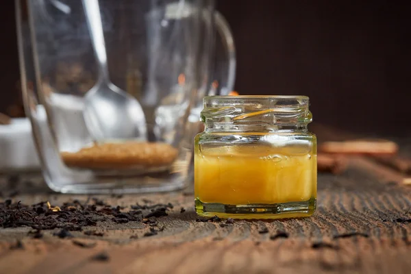 Kahverengi şeker ve bal bir çay bardağına — Stok fotoğraf