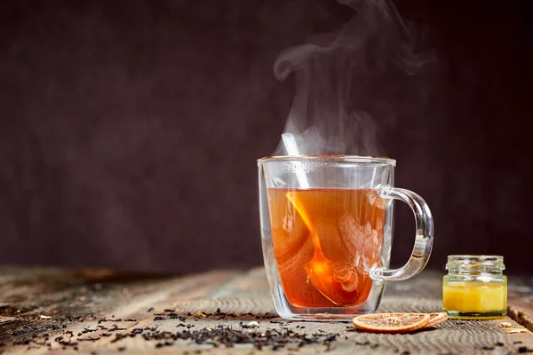 Çay ve bal ahşap bir masa üzerinde dumanı tüten — Stok fotoğraf