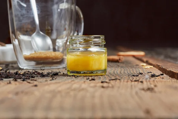 Bir çay bardağı ve sarı bal kahverengi şeker — Stok fotoğraf