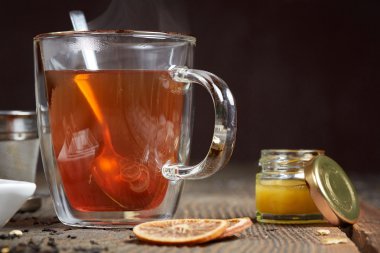 Portakal ile ahşap bir tabloda çay