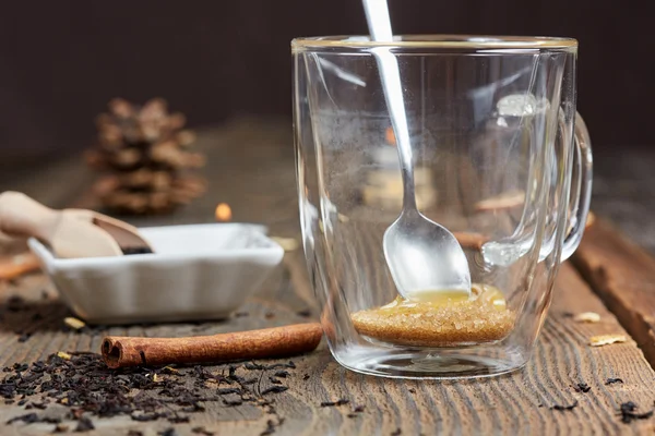 Vasos de té con azúcar morena y miel — Foto de Stock
