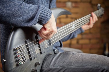 Kulüpte bir bas gitar çalmaya müzisyen