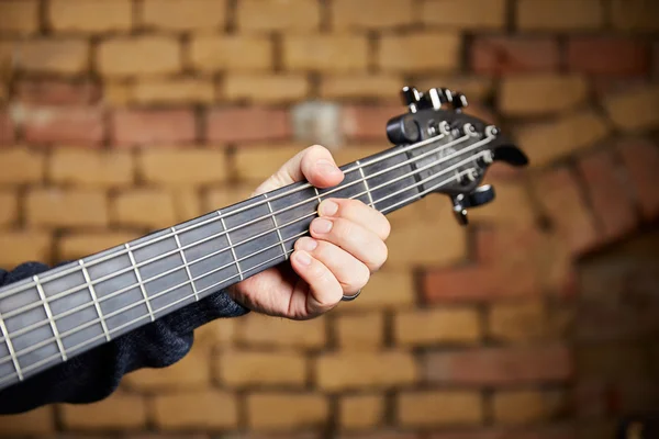 Bir bas gitar ve bas gitarist parmakları başkanı — Stok fotoğraf