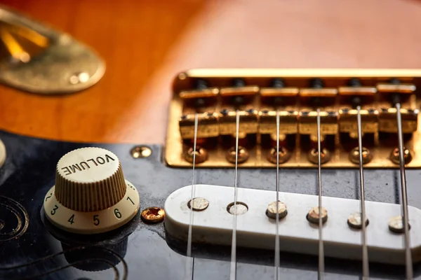 Détail du bouton de volume et de la corde d'une guitare électrique vintage — Photo