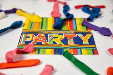 Renkli peçete ve balonlar