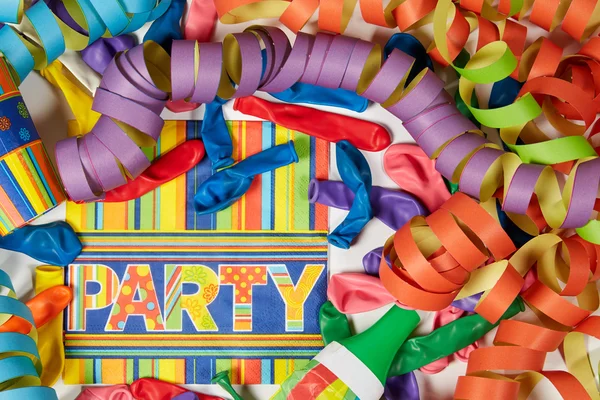 Kolorowe serpentyny i balonów — Zdjęcie stockowe