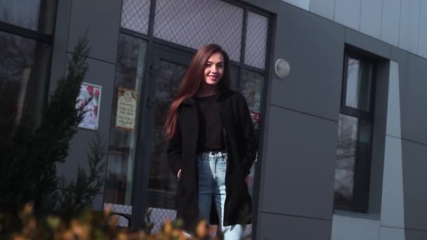 Bella ragazza che aspetta per strada e sorride. la ragazza è molto elegante vestita . — Video Stock