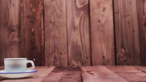 Café fragante y galletas se colocan en una mesa de madera. Instrucciones Cámara . — Vídeos de Stock