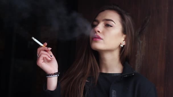 Très belle et sexy fille fume une cigarette dans l'ombre. Mouvement lent — Video