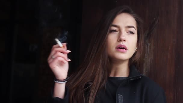 Hermosa mujer fuma un cigarrillo . — Vídeos de Stock