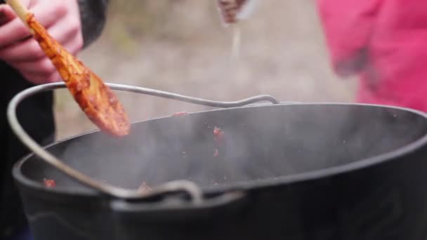 Sokak gıda. İnsanlar sokakta yemek hazırlamak. — Stok video