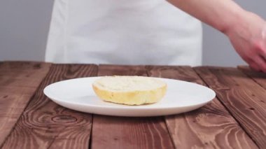 Aşçı bir Hamburger hazırlar. Hamburger Çörek, Peynir, Et, Domates ve Marul oluşur.