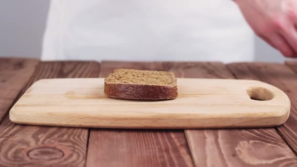 Chef a preparar sanduíche. Sandwich Consiste em Pão, Queijo, Carne, Tomate e Alface. Movimento lento . — Vídeo de Stock