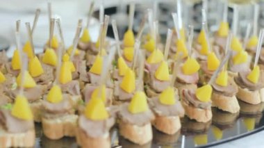 Exclusive Restaurant'ta çeşitli atıştırmalıklar ve kanepeler bulunmaktadır. Ziyafet.