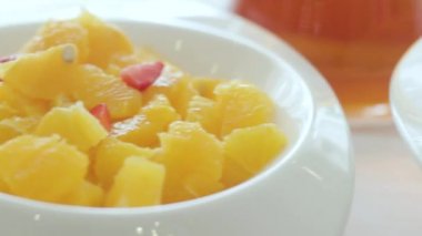 Bir Restoranda Beyaz Tabakta Yatan Taze Meyveler. Portakal ve Greyfurt.