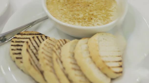 Mooie Crèmesoep en toast op de tafel in het restaurant. Diner. — Stockvideo