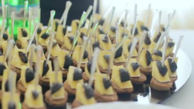 Düğün Ziyafeti'nde lezzetli Kanepeler ve Atıştırmalıklar. Sofrada Zeytin, Ekmek ve Peynirli Canape.