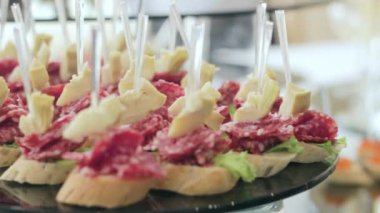 Bir Kutlama Ziyafeti'nde Salam ve Brie Cheese lezzetli Canape. Doğum Günü, Yıldönümü.